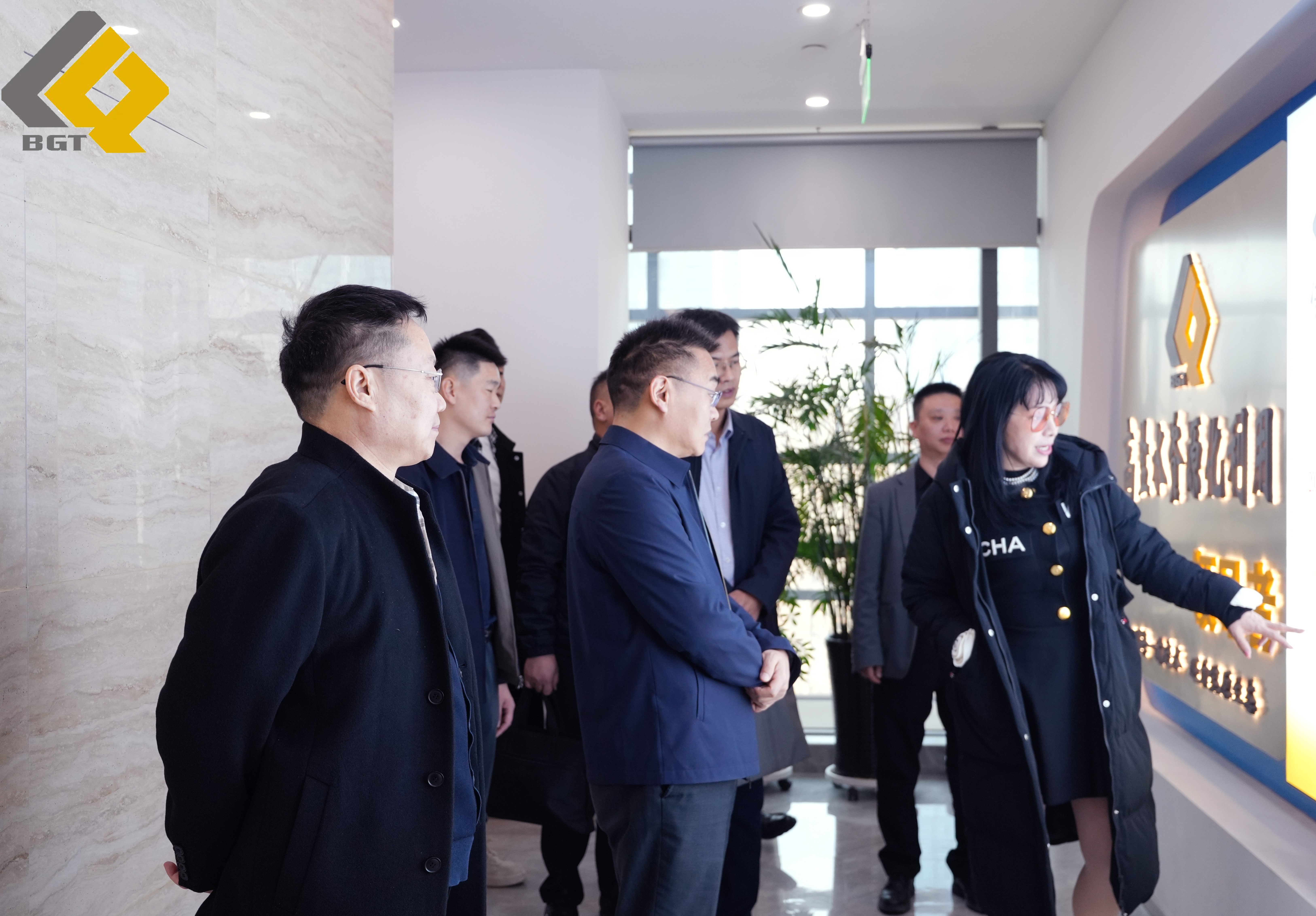 倍头条 | 和田地域行政公署回访壹定发 积极推动战术合作